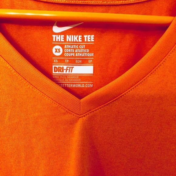 NWT Dri-Fit The Nike Tee Athletic Cut Ladies XS - Picture 2 of 5